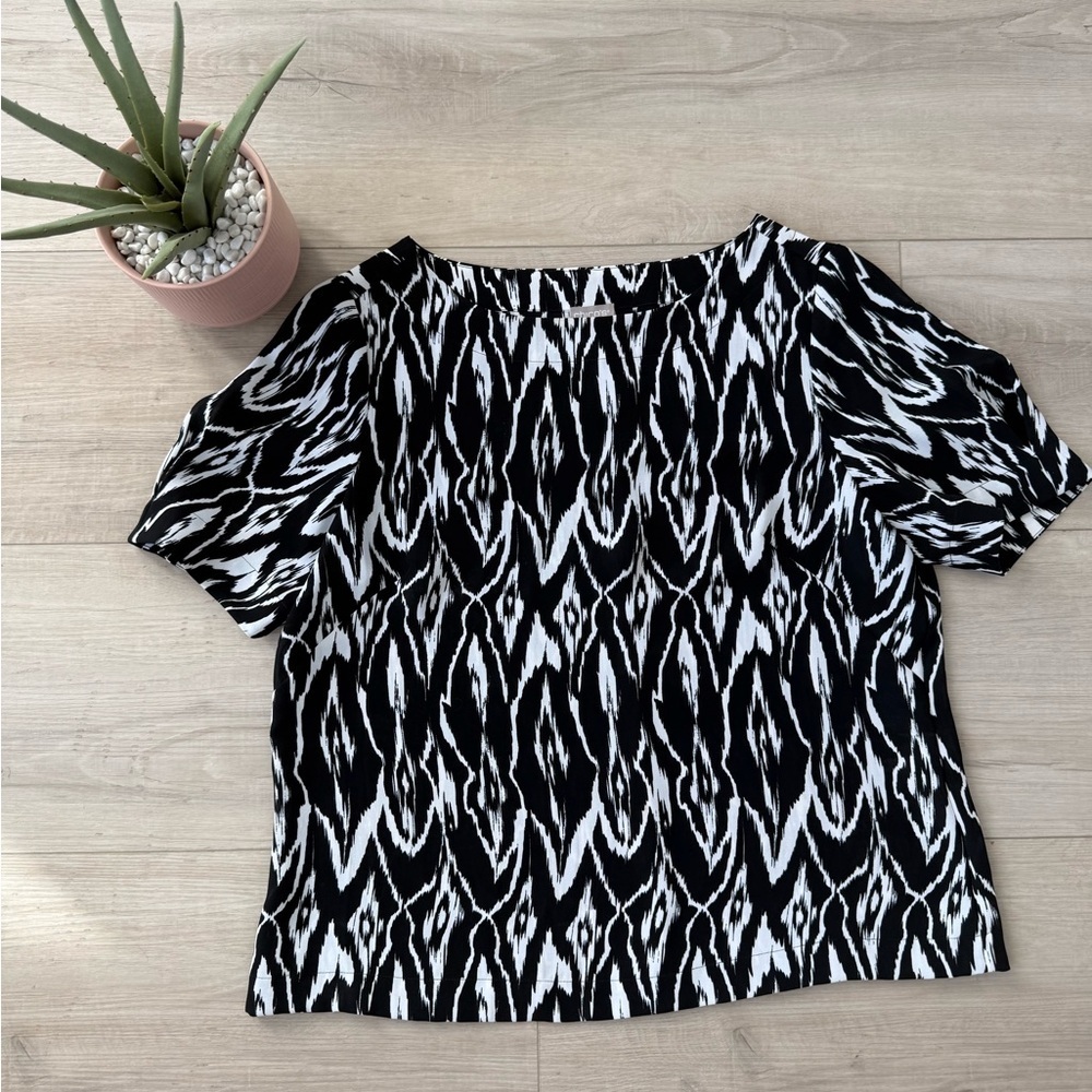 Chico’s women’s size 1 us size 8/10 black and white blouse